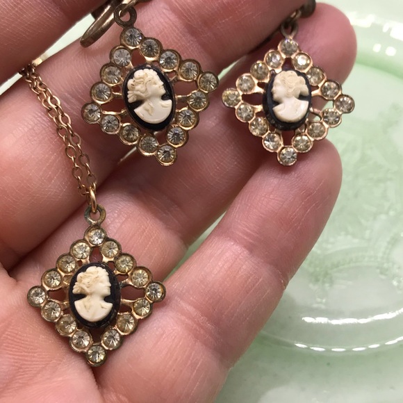 Beautiful Older Cameo Set - Picture 3 of 7